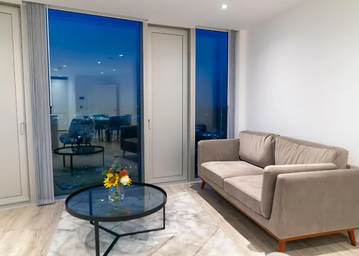 Modern 2 Bed Penthouse With Stunning Views In Manchester City Center